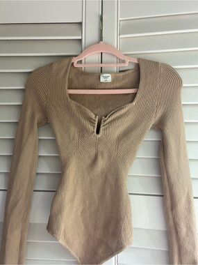 Abercrombie NWT Ribbed Long Sleeve Bodysuit in Beige